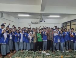 Coach Priska Sahanaya Menyampaikan Tips Public Speaking di SMK 1 Barunawati
