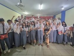 Coach Priska Sahanaya Melatih Teknik Public Speaking Persuasif di SMK Bina Karya
