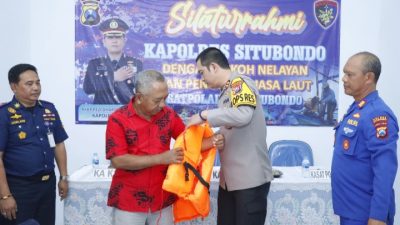 Tatap Muka dengan Tokoh Nelayan, Kapolres Situbondo Beri Bantuan Life Jacket dan Imbau Keselamatan di Laut