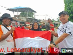 Sambut HUT RI ke 79, Kades Simpang Empat Bagi Bagi Bendera ke Masyarakat
