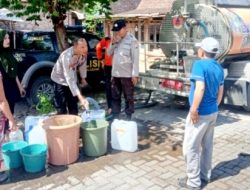 Bantu Masyarakat Saat Kemarau, Polres Bondowoso Salurkan Air Bersih