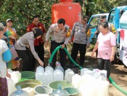 Musim Kemarau Polres Jember Distribusikan Bantuan Air Bersih Untuk Warga Desa Plalangan