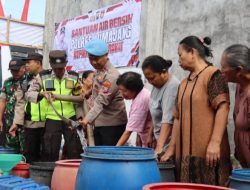 Polres Lumajang Kerahkan Water Cannon Droping Air Bersih untuk Warga