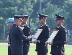 Upacara Hari Kesaktian Pancasila, Kapolda Jatim Beri Penghargaan Anggota Polri dan PNPP Berprestasi