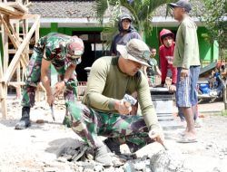 Bersama Warga, Praka Marinir Barudin Sang Prajurit, Terlibat Langsung Dalam TMMD ke-123 di Bondowoso