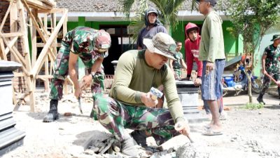 Bersama Warga, Praka Marinir Barudin Sang Prajurit, Terlibat Langsung Dalam TMMD ke-123 di Bondowoso