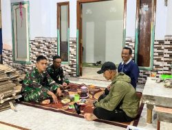 Ditengah Kesibukan, Anggota TMMD ke-123 Sempatkan Diri Ngobrol Santai di Rumah Warga