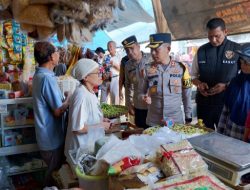 Cek Ketersediaan Bahan Pokok, Kapolres Bondowoso dan Diskoperindag Sidak Pasar