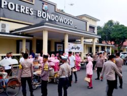 Berkah Ramadhan Polres Bondowoso Gelar Aksi Berbagi Takjil Dengan Abang Becak