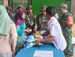 Bersama Kabid KDP, Satgas TMMD 123 Kodim 0822 Bondowoso Salurkan Bantuan Sembako untuk Warga Desa Gunosari