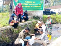 Satgas TMMD ke-123 Kodim 0822 dan Dinas Perikanan Tebar 4.400 Benih Ikan Nila di Desa Trotosari