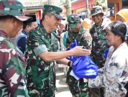 Sambutan Hangat Masyarakat Saat Kunjungan Wasev TMMD Mayjen TNI Candra Wijaya