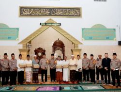 Polres Jember Beri Tali Asih Takmir dan Marbot Masjid Al Baiturrahman