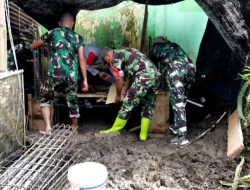 Kompak, Babinsa Kodim 0822 Bondowoso Gotong Royong Bangun Tandon Air dalam TMMD ke-123