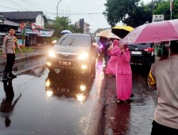Bersama Bhayangkari, Polsek Tenggarang Berbagi Kebersamaan dengan Bagikan Takjil Kepada Pengguna Jalan
