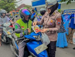 “Mudik Aman, Keluarga Nyaman”: Polres Jember Pasang Stiker dan Papan Imbauan