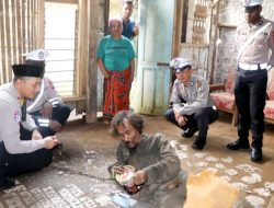 Kasatlantas Polres Bondowoso Sambangi ODGJ Yang Hidup Dalam Pasungan di Kelurahan Curahdami
