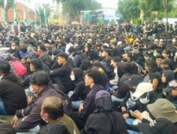 Ratusan Mahasiswa di Surabaya Turun Jalan Tolak UU TNI Oleh DPR RI