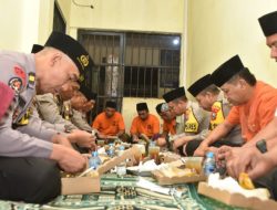 Kapolres Berbagi Makanan dan Buka Puasa Bersama Para Tahanan di Rutan Mapolres