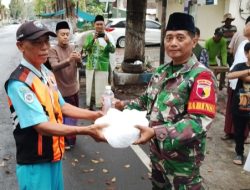 Babinsa Koramil 0822/01 Bondowoso Hadiri Undangan Khotmil Qur’an dan Bagikan Takjil