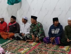 Momen Lebaran Digunakan Babinsa Posramil 0822/03 Taman Krocok Jalin Kedekatan Dengan Masyarakat