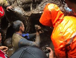 Gotong Royong Polisi Bersama TNI dan BPBD Tangani Longsor di Pacet Mojokerto
