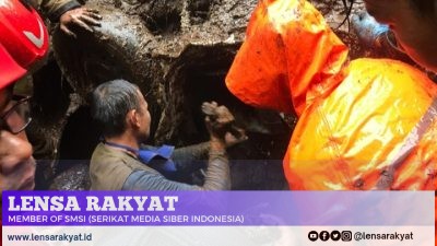Gotong Royong Polisi Bersama TNI dan BPBD Tangani Longsor di Pacet Mojokerto