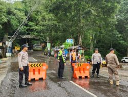 Polres Mojokerto Tutup Jalur Pacet- Cangar Selama Proses Penanganan Longsor