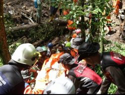 Hari Kedua Evakuasi, Polisi dan Tim SAR Gabungan Berhasil Temukan 9 Korban Longsor di Pacet Mojokerto