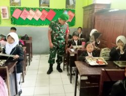 Babinsa Koramil 0822/01 Bondowoso Kawal Pendistribusian Paket MBG Guna Tingkatkan Kesehatan Siswa-siswi