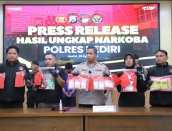 Polres Kediri Berhasil Gagalkan Peredaran Narkoba, Tiga Tersangka dan Sabu Hampir 1 Kg Diamankan