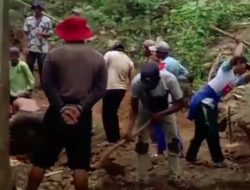 Buka Akses Jalan Baru, Warga Desa Gentong Bersama Kepala Desa Gotong Royong