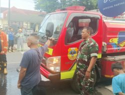 Koramil 0822/01 Bondowoso Kerahkan Anggota Bantu Warga Tangani Kebakaran Rumah di Badean