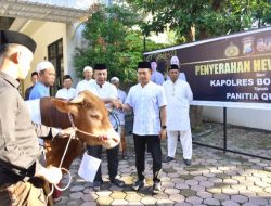 Kapolres Bondowoso Serahkan Hewan Qurban kepada Panitia Qurban dalam Rangka Idul Adha 2025