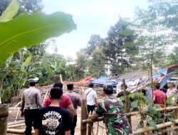 Personel Gabungan Polres Pasuruan Bongkar Arena Sabung Ayam di Purwodadi