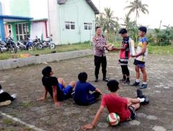 Kapolsek Tegalampel Lakukan Pembinaan dan Berikan Bantuan Alat Olahraga Bola Voli di Desa Mandiro