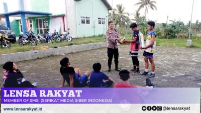 Kapolsek Tegalampel Lakukan Pembinaan dan Berikan Bantuan Alat Olahraga Bola Voli di Desa Mandiro
