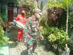 Basmi Sarang Nyamuk, Babinsa Dabasah Dampingi Kegiatan Fogging Bersama Dinas Kesehatan