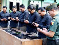 Cegah Penyalahgunaan, Dandim 0822 Bondowoso Gelar Pemeriksaan Mendadak HP Anggota