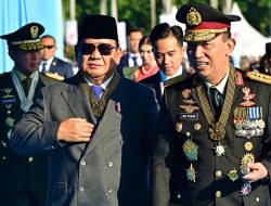 Kapolri dan Presiden Kenakan Tanda Kehormatan Bintang Bhayangkara Utama Saat Pimpin Upacara HUT Bhayangkara ke-79