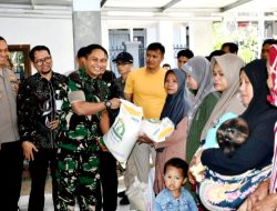 Dandim 0822 Bondowoso dan Forkopimda Kawal Penyaluran Bantuan Beras di Desa Silolembu