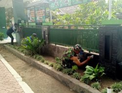 Sambut HUT RI ke 80, Danramil Bersama Anggota Koramil 0822/01 Bondowoso Percantik Makoramil