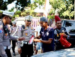 Semarak HUT RI ke 80, Satlantas Polres Bondowoso Bagikan Bendera Merah Putih Di Pasar Hewan