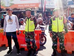 Pastikan Aman dan Lancar Babinsa Koramil 0822/01 Bondowoso Monitoring Pawai Budaya Harjabo