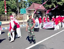 Babinsa Nangkaan Bersama Anggota Koramil 01 Kota Kawal Pawai Topi Hias Dalam Rangka HUT RI ke 80 di Kecamatan Bondowoso