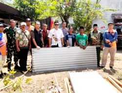 Bersama Kepala Desa, Babinsa Gentong Kawal Penyaluran Bantuan Korban Kebakaran Dari BPBD Bondowoso