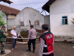 TNI-Polri Sigap Tangani Bencana Angin Puting Beliung di Desa Kretek Kecamatan Taman Krocok