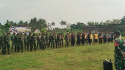Sambut HUT ke-62 Korem 083/Bdj, Babinsa Kotakulon Gelar Karya Bakti Pembersihan Sungai Antisipasi Banjir