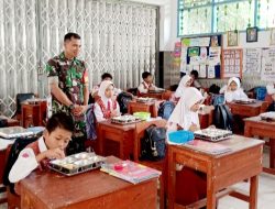 Gizi Tumbuh, Aman Terjaga: 122 Siswa SDN Petung 01 Terima Makanan Bergizi dengan Pendampingan Babinsa