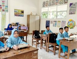 Pastikan Aman Dikonsumsi, Serka Narto Kawal Pembagian Makanan Bergizi Gratis di SDN Penambangan 01